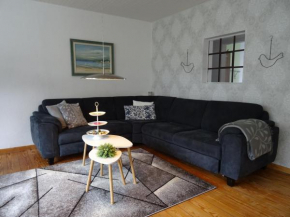 Bei Schütts - Spiel und Spaß im Garten rund um eine moderne Ferienwohnung, Janneby
